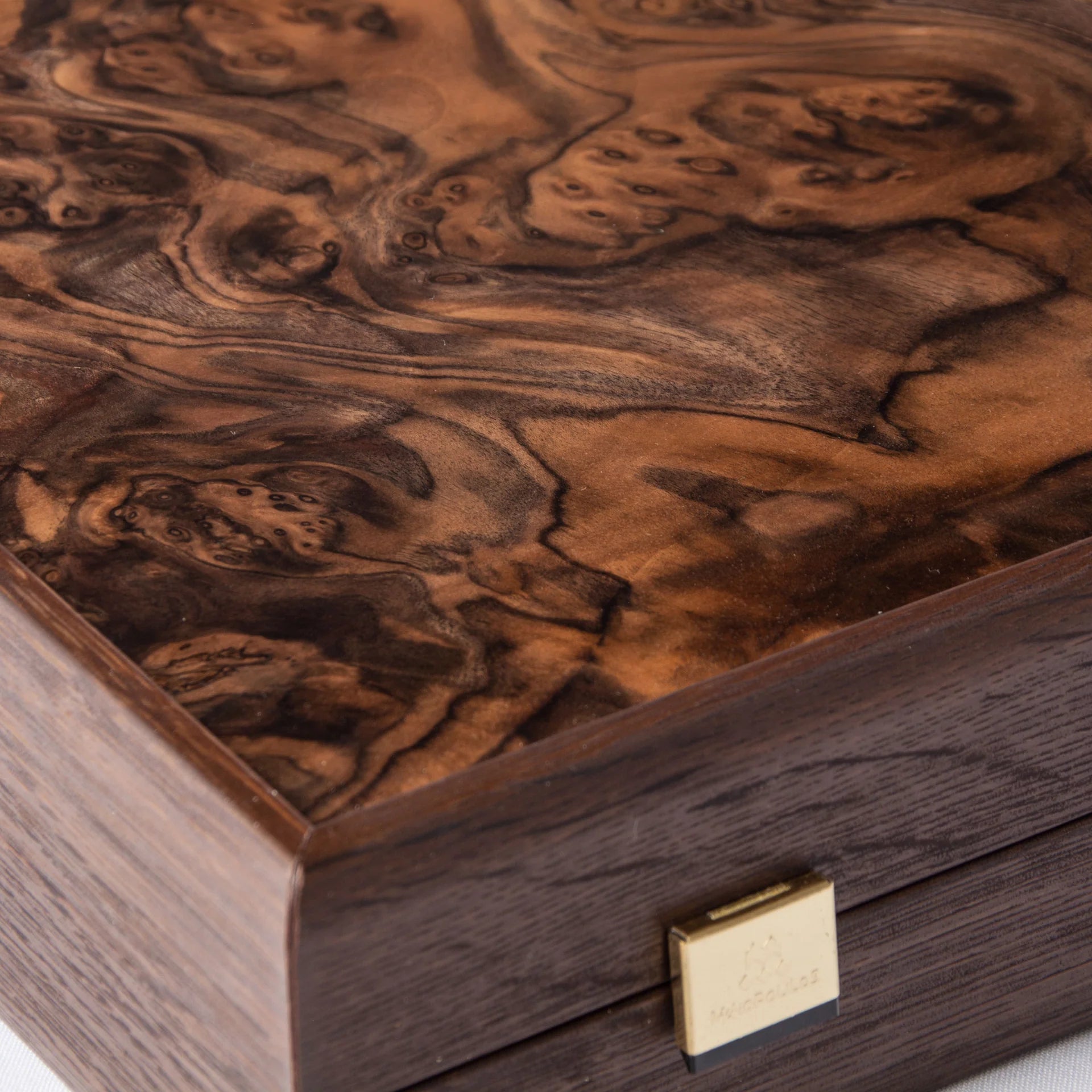 BURL NATURAL CON ELEMENTOS DE PERLA BACKGAMMON